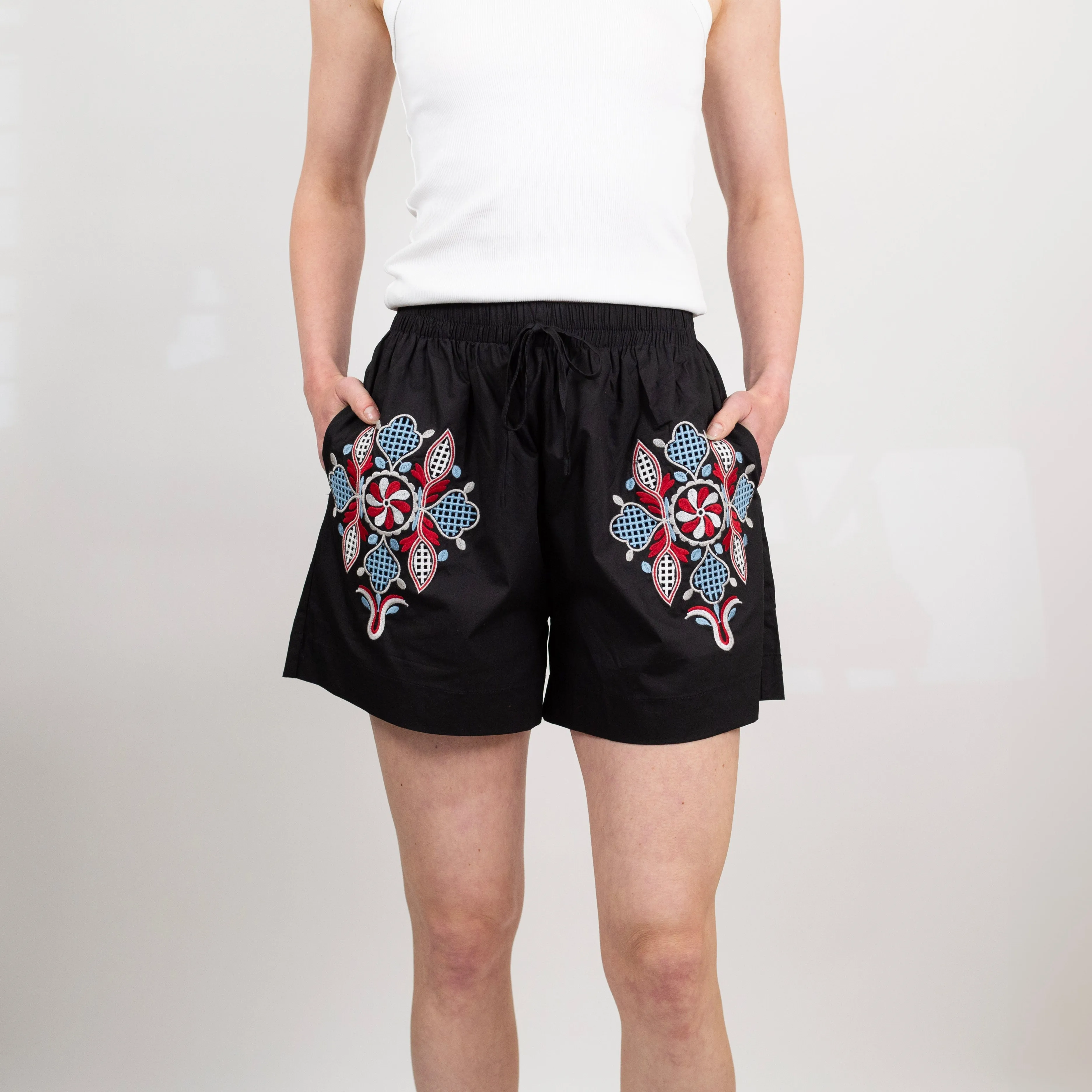 slow life Lara Embroidered Short
