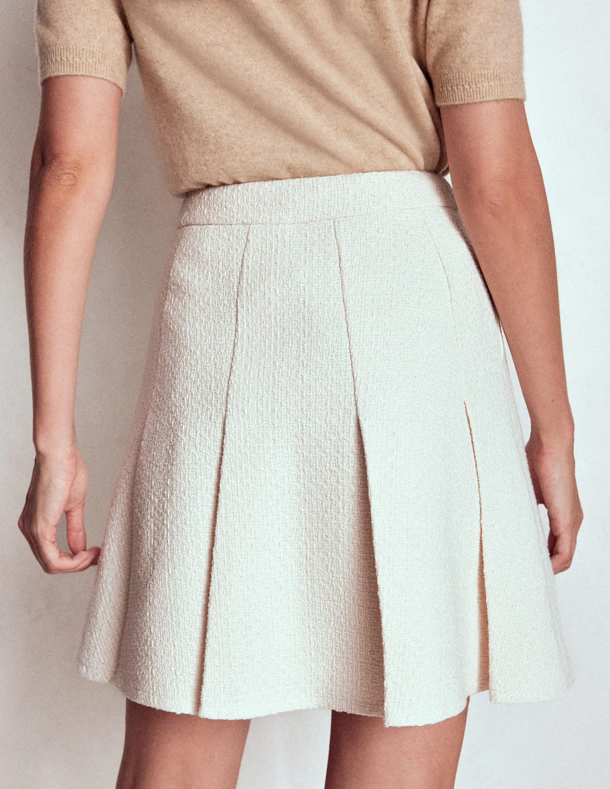 Flippy Textured Skirt-White Contoured Waist Split hem