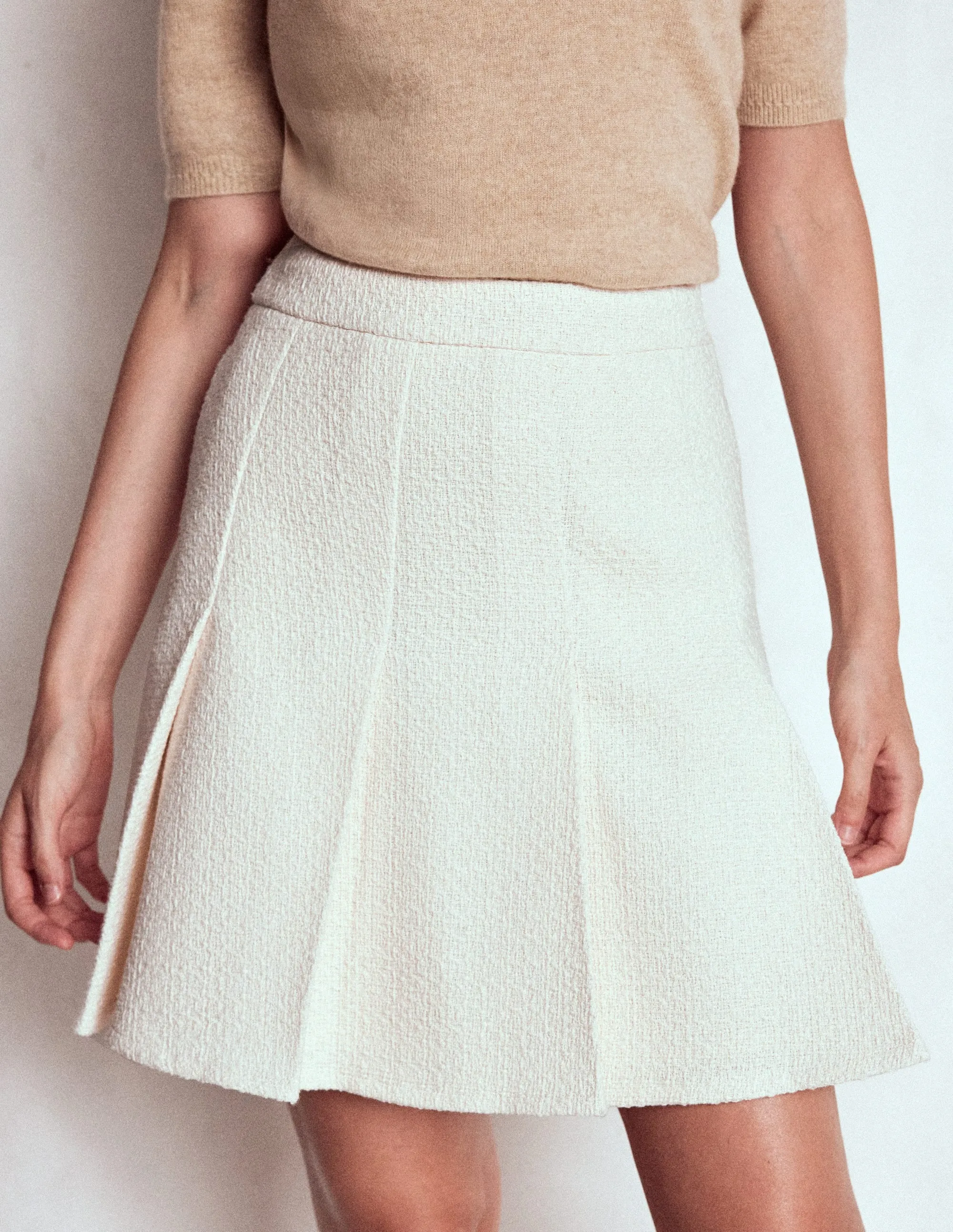 Silicone Grip Trim Cashmere Touch Flippy Textured Skirt-White