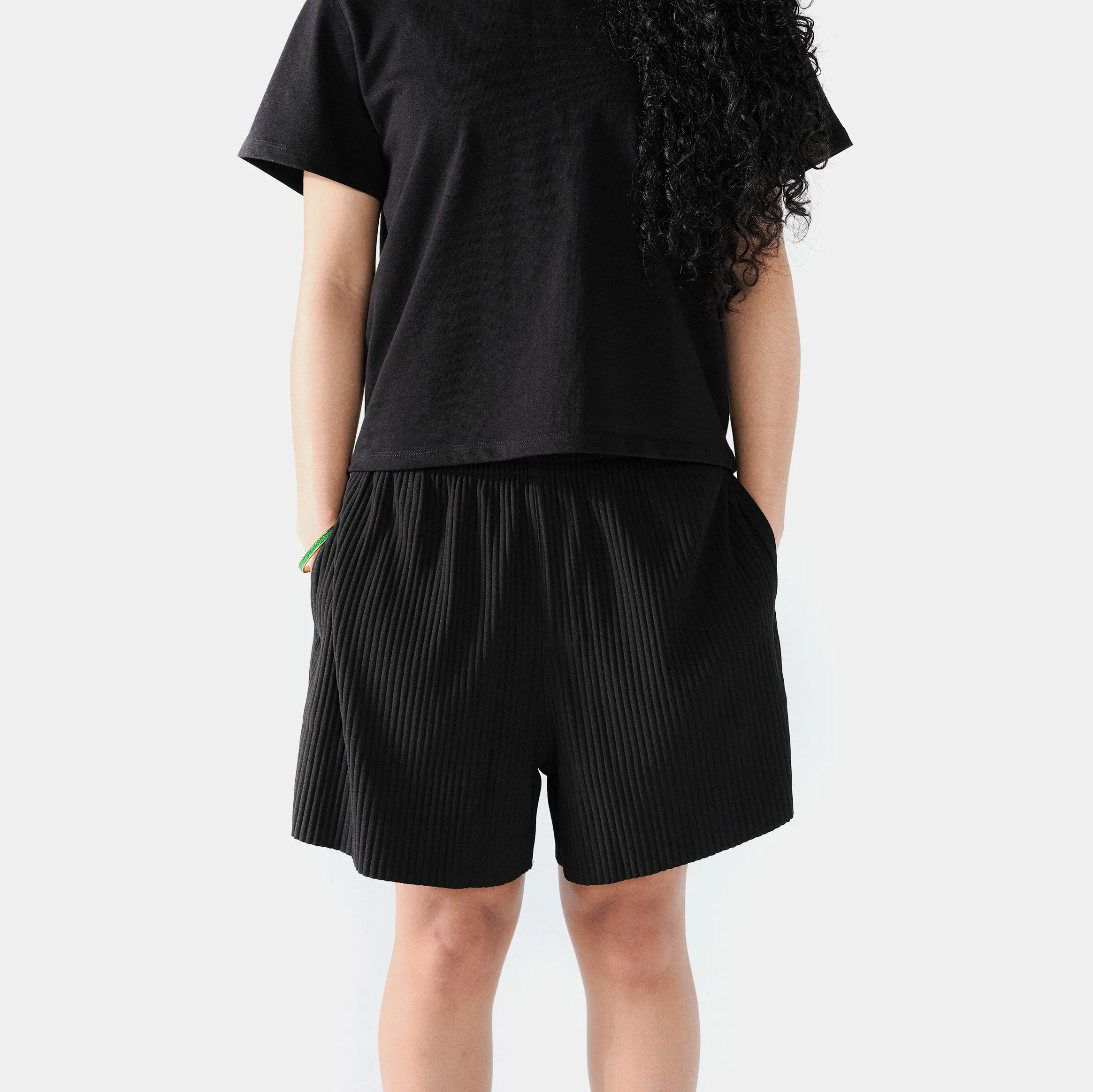 present for her Sleek Fit Pleated Fleece Womens Shorts (Black)