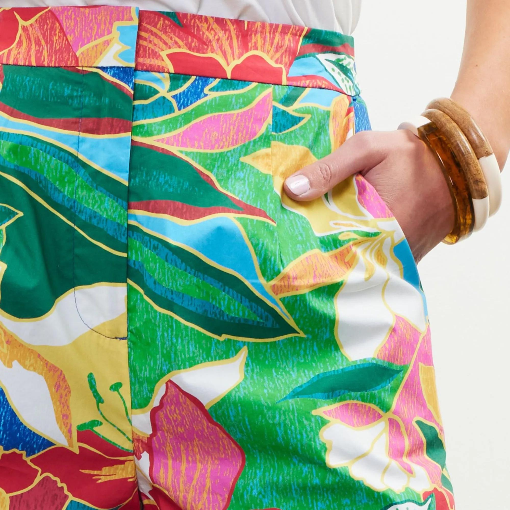 WrinkleResistantFabric FlatlockSeaming Printed Shorts with Pockets (Red Multi)