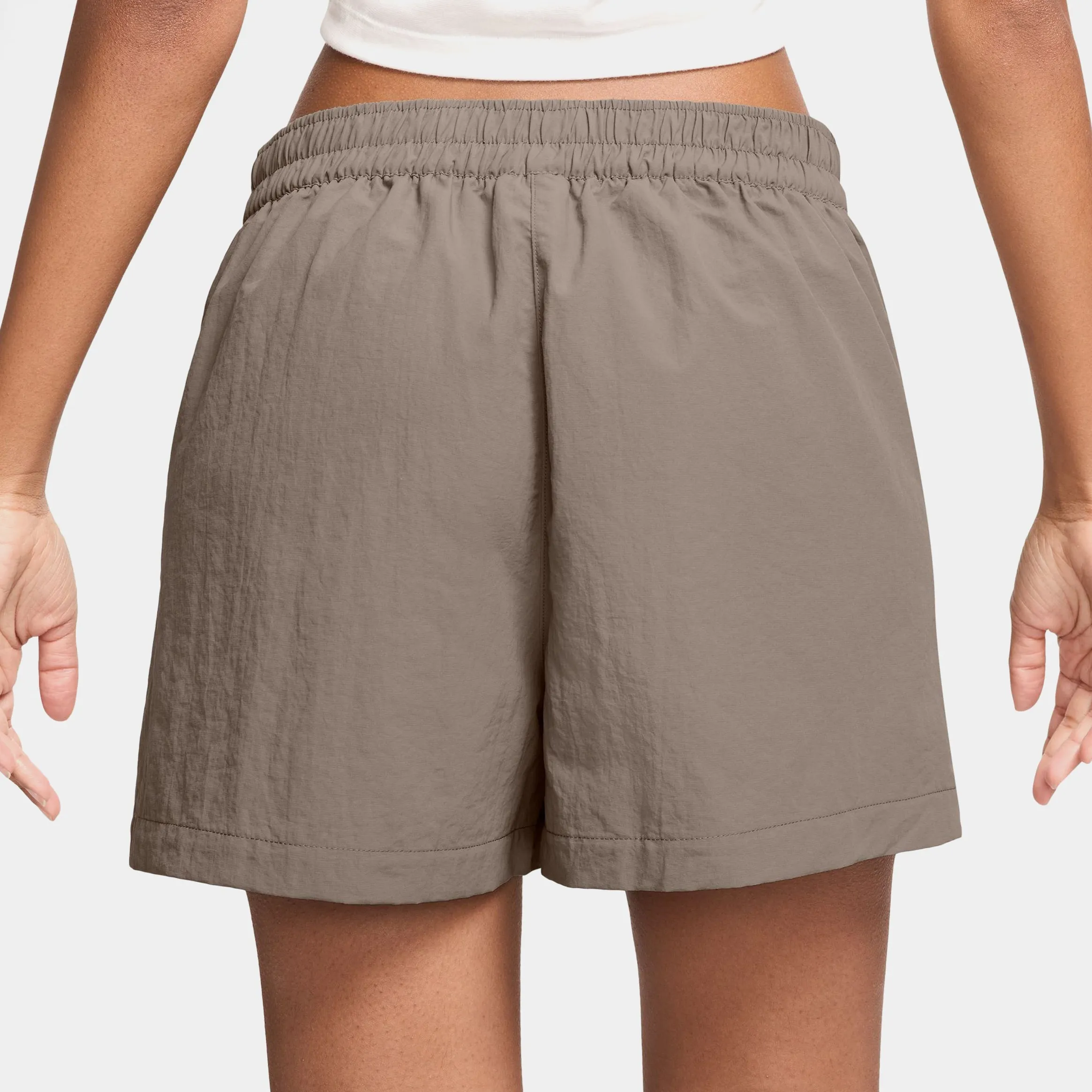 laid-back style Essentials Woven 3" Womens Skort (Mink Brown/White)