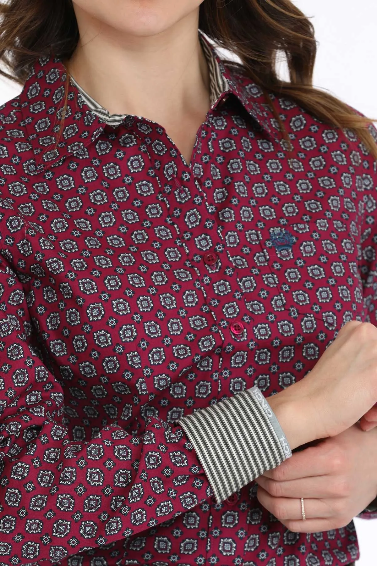 Flexible Weave Curved Hem Cinch Women's L/S Medallion Western Button Down Shirt in Burgundy