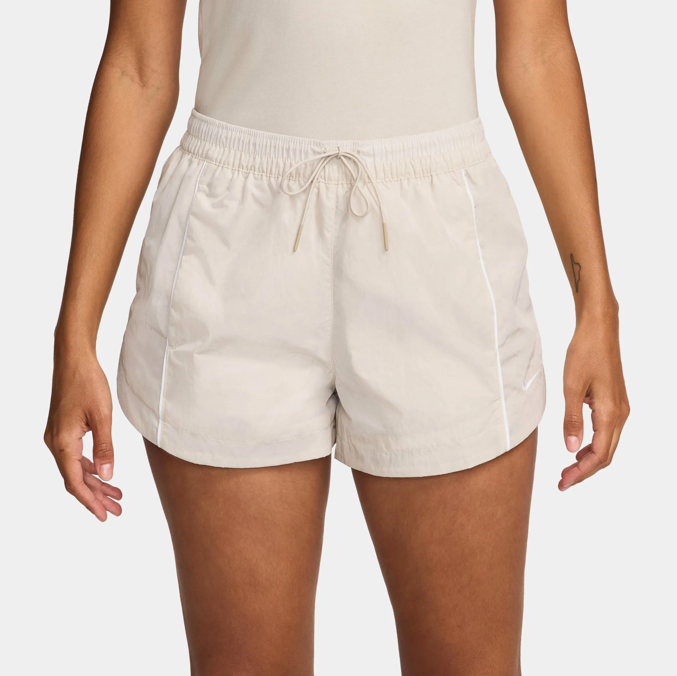 Windrunner Mid-Rise 2" Woven Womens Shorts (Beige/White) cheering section