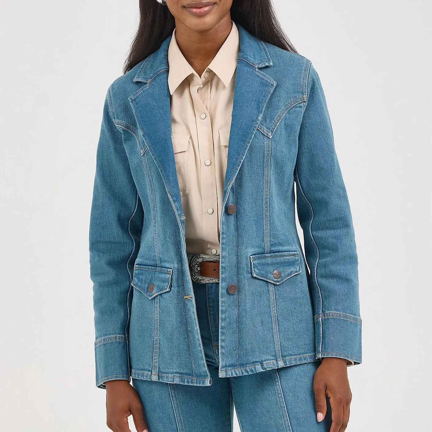 Lightweight Feel Odor Resistant Wrangler Retro Women's Denim Blazer in Light Denim