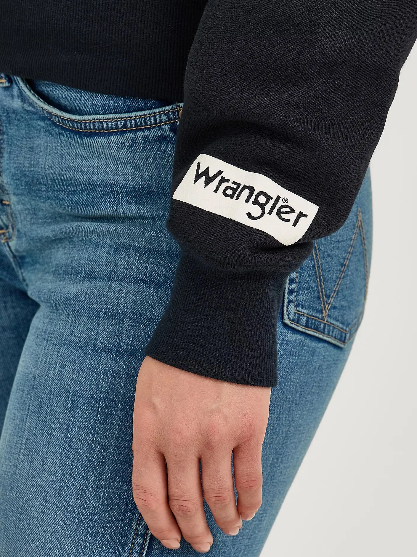 Wrangler Retro Women's Long Live Cowboys Crewneck Sweatshirt in Onyx Premium Hoodie Versatile Design