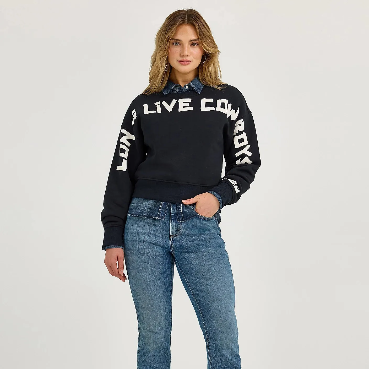Suede Petite Cut Wrangler Retro Women's Long Live Cowboys Crewneck Sweatshirt in Onyx
